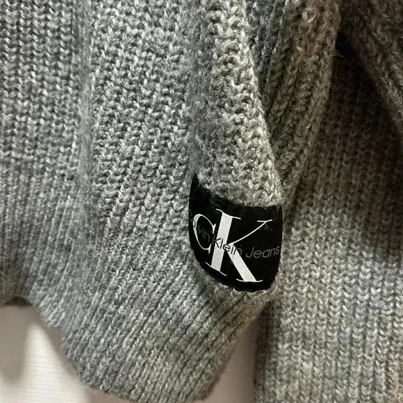 NWOT CALVIN KLEIN JEANS SLIGHTLY CROPPED GRAY CREWNECK PULLOVER SWEATER - Picture 2 of 5